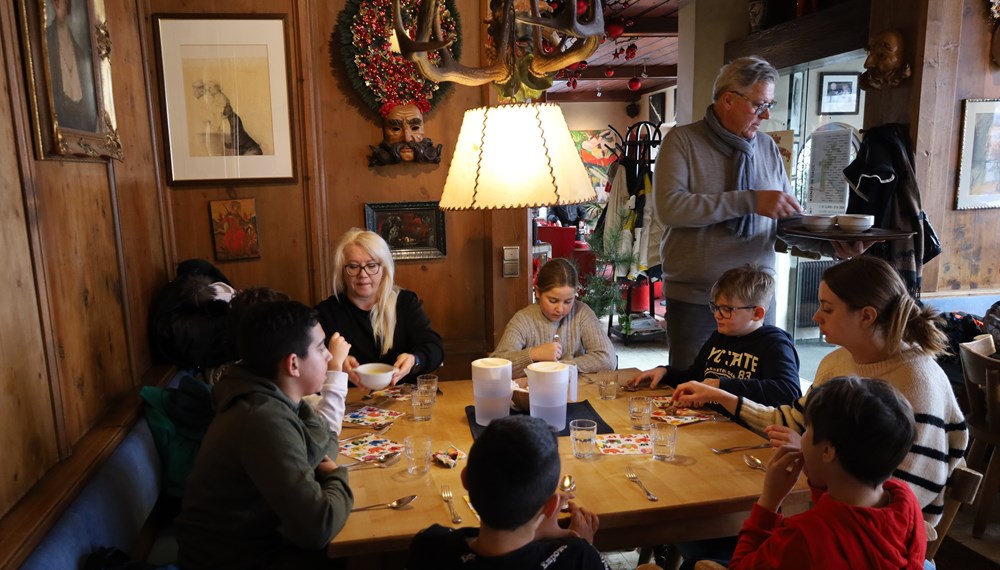 Am Mittagstisch der schulischen Tagesbetreuung werden die Volksschulkinder im Gasthaus Ägidihof in Igls mit Speisen versorgt.