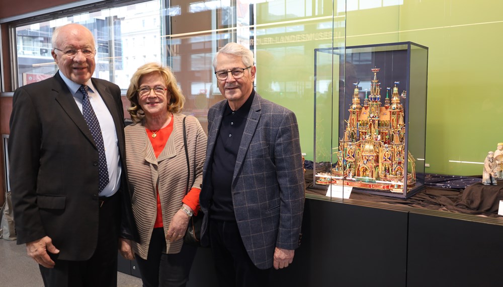 Eine Weihnachtskrippe aus Innsbrucks Partnerstadt Krakau ist aktuell Teil einer Ausstellung am Hauptbahnhof, die Alt-Vizebgm. Eugen Sprenger (Honorarkonsul der Republik Polen in Tirol) mit Gattin Maryla und Alt-Bgm. Herwig van Staa am 21. Dezember besichtigten.
Innsbrucks Städtepartnerschaft mit der Universitätsstadt Krakau wurde vor 25 Jahren, im Jahr 1998, geschlossen und seither durch verschiedene Schulpartnerschaften, Austauschprogramme und Teilnahmen an Märkten und Veranstaltungen vertieft. Die prächtige Krippe aus Krakau stammt vom polnischen Krippenbaumeister Maciej Moszew und ist noch bis 2. Feber 2024 zu sehen.