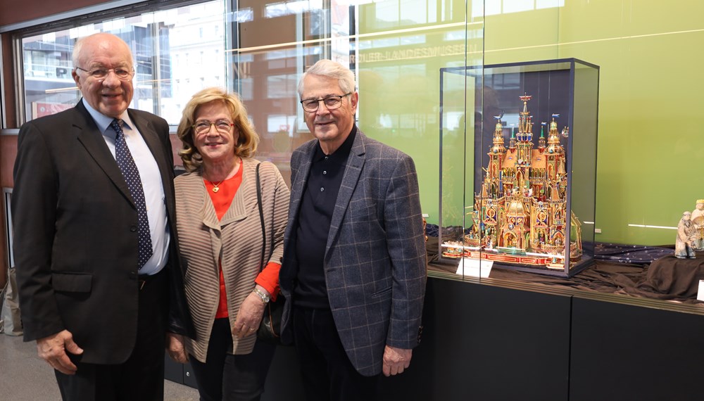 Eine Weihnachtskrippe aus Innsbrucks Partnerstadt Krakau ist aktuell Teil einer Ausstellung am Hauptbahnhof, die Alt-Vizebgm. Eugen Sprenger (Honorarkonsul der Republik Polen in Tirol) mit Gattin Maryla und Alt-Bgm. Herwig van Staa am 21. Dezember besichtigten. 
Innsbrucks Städtepartnerschaft mit der Universitätsstadt Krakau wurde vor 25 Jahren, im Jahr 1998, geschlossen und seither durch verschiedene Schulpartnerschaften, Austauschprogramme und Teilnahmen an Märkten und Veranstaltungen vertieft. Die prächtige Krippe aus Krakau stammt vom polnischen Krippenbaumeister Maciej Moszew und ist noch bis 2. Feber 2024 zu sehen.