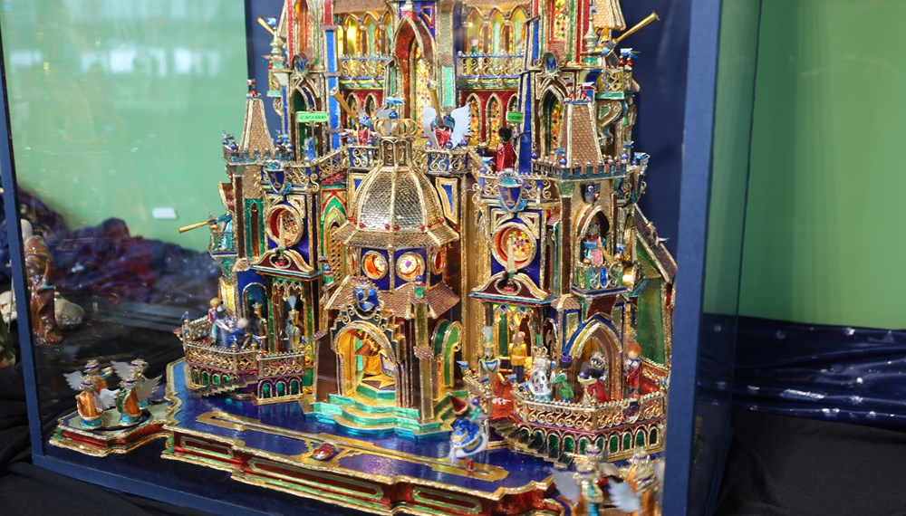 Eine Weihnachtskrippe aus Innsbrucks Partnerstadt Krakau ist aktuell Teil einer Ausstellung am Hauptbahnhof, die Alt-Vizebgm. Eugen Sprenger (Honorarkonsul der Republik Polen in Tirol) mit Gattin Maryla und Alt-Bgm. Herwig van Staa am 21. Dezember besichtigten.
Innsbrucks Städtepartnerschaft mit der Universitätsstadt Krakau wurde vor 25 Jahren, im Jahr 1998, geschlossen und seither durch verschiedene Schulpartnerschaften, Austauschprogramme und Teilnahmen an Märkten und Veranstaltungen vertieft. Die prächtige Krippe aus Krakau stammt vom polnischen Krippenbaumeister Maciej Moszew und ist noch bis 2. Feber 2024 zu sehen.