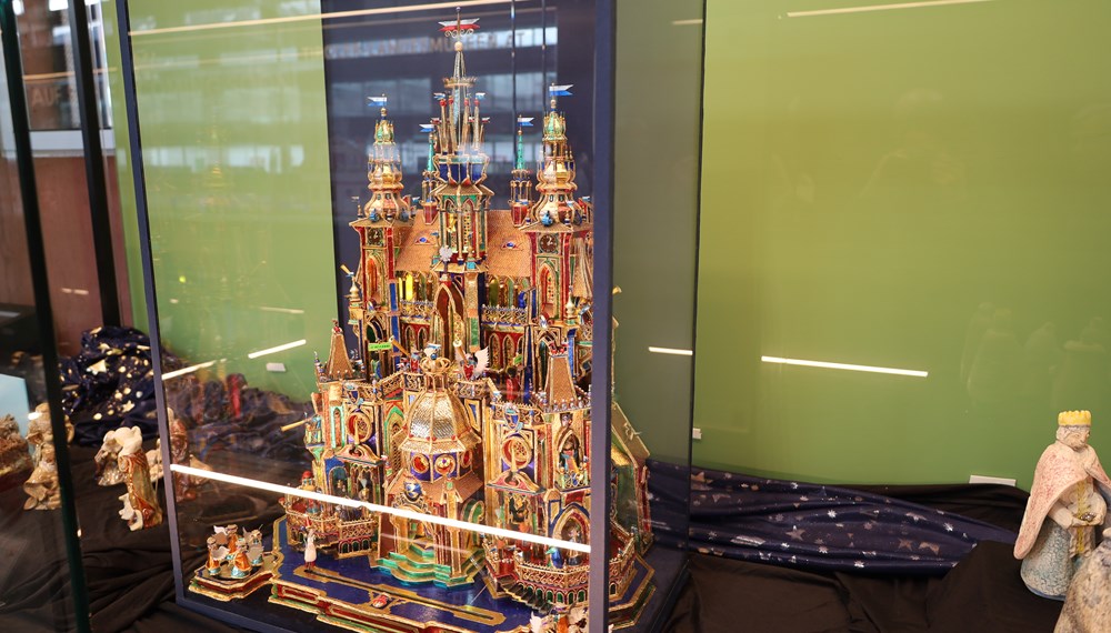 Eine Weihnachtskrippe aus Innsbrucks Partnerstadt Krakau ist aktuell Teil einer Ausstellung am Hauptbahnhof, die Alt-Vizebgm. Eugen Sprenger (Honorarkonsul der Republik Polen in Tirol) mit Gattin Maryla und Alt-Bgm. Herwig van Staa am 21. Dezember besichtigten.
Innsbrucks Städtepartnerschaft mit der Universitätsstadt Krakau wurde vor 25 Jahren, im Jahr 1998, geschlossen und seither durch verschiedene Schulpartnerschaften, Austauschprogramme und Teilnahmen an Märkten und Veranstaltungen vertieft. Die prächtige Krippe aus Krakau stammt vom polnischen Krippenbaumeister Maciej Moszew und ist noch bis 2. Feber 2024 zu sehen.