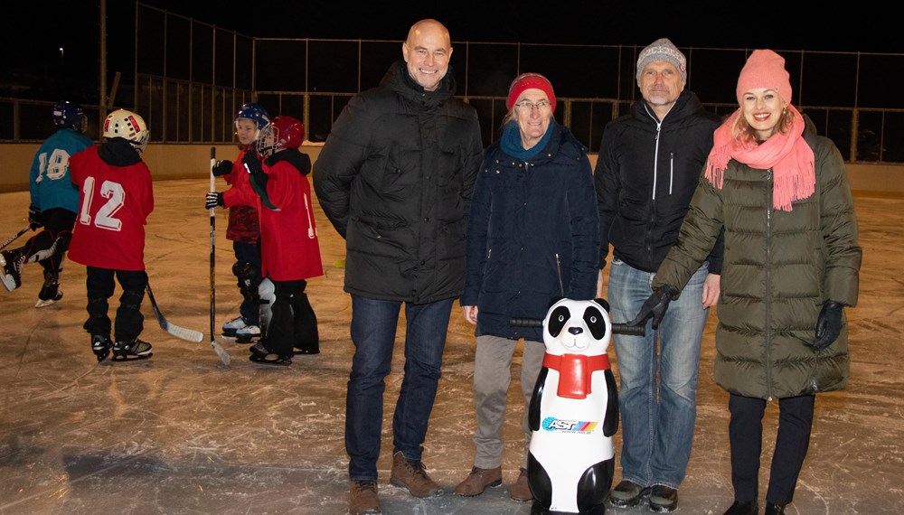 Sportstadträtin Elisabeth Mayr (r.) freut sich mit Sportamtsleiter Romuald Niescher (l.), Unterausschuss-Igls-Vorsitzender Maria Zimak (2.v.l.) und Franz Watschinger, Obmann des Sportvereins Igls (2.v.r.), auf der neuen Kunsteisfläche in Igls.