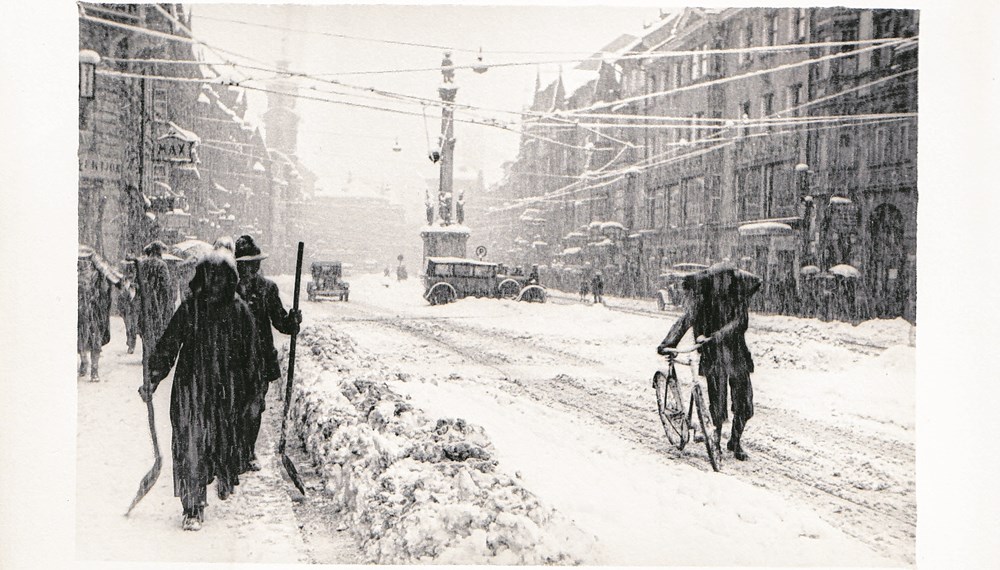 Schneeschaufeln in der Maria-Theresienstraße 1930-40