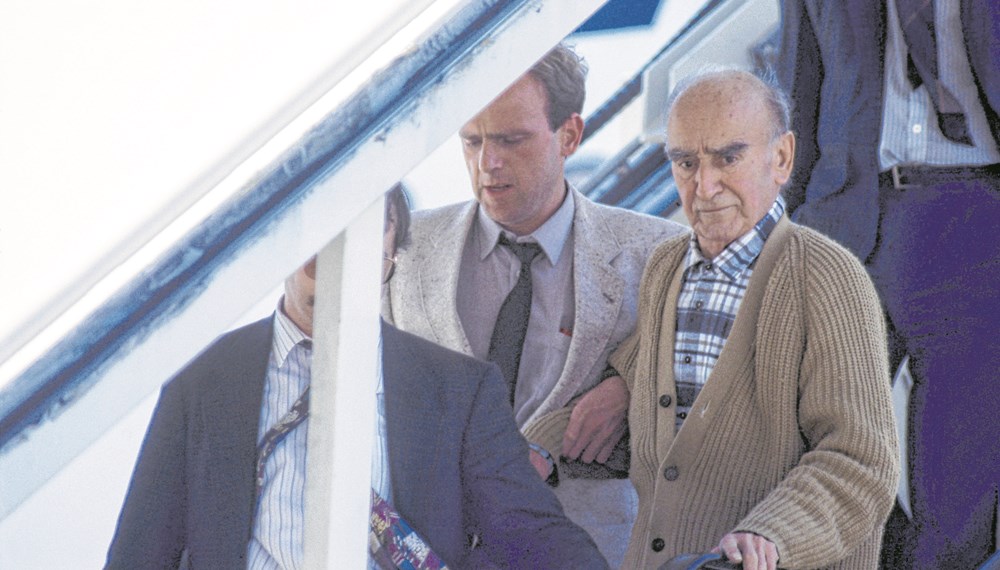 Ankunft von Josef Schwammberger am Flughafen Stuttgart, 3.5.1990.
