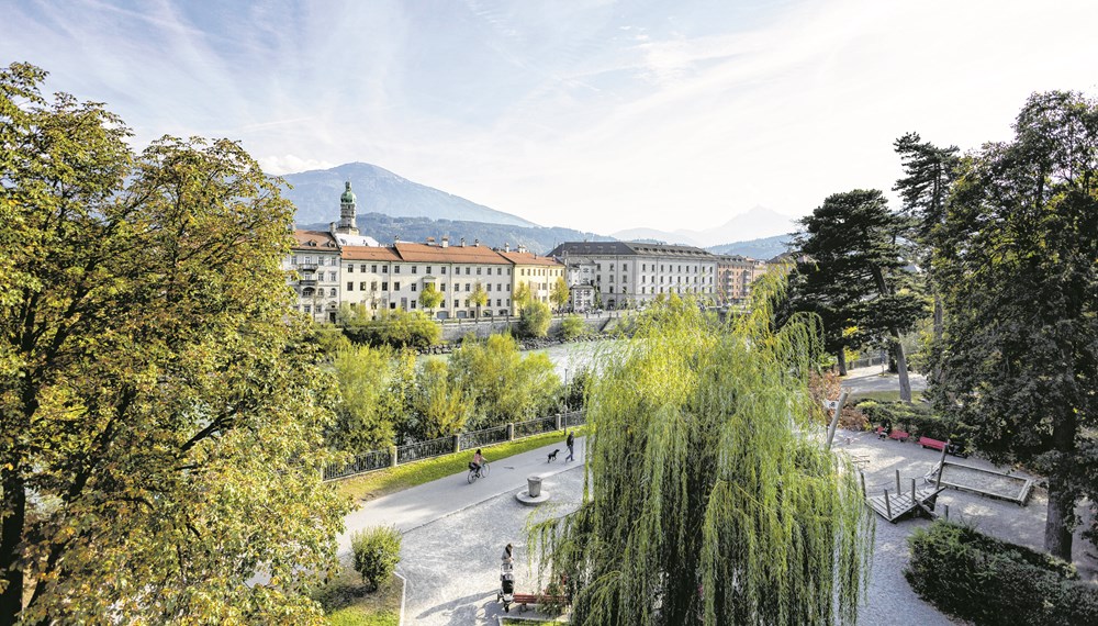Klimafitte Stadtoasen sind jetzt schon Orte der Entspannung und Begegnung und gut für unsere Gesundheit. Wie alle Projekte des Amts Klimaneutrale Stadt wirken sie sich positiv auf Innsbrucks CO2-Bilanz aus.