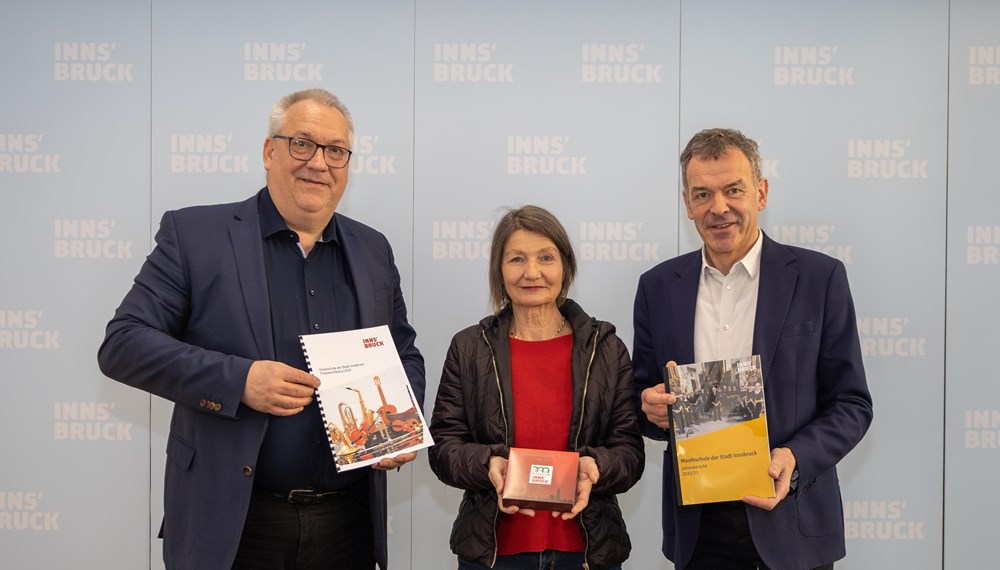 Bürgermeister Georg Willi (r.), Kulturstadträtin Uschi Schwarzl und Musikschuldirektor Wolfram Rosenberger (l.) ziehen erfolgreich Bilanz für das Jahr 2023 und geben einen Ausblick auf das kommende Jahr.