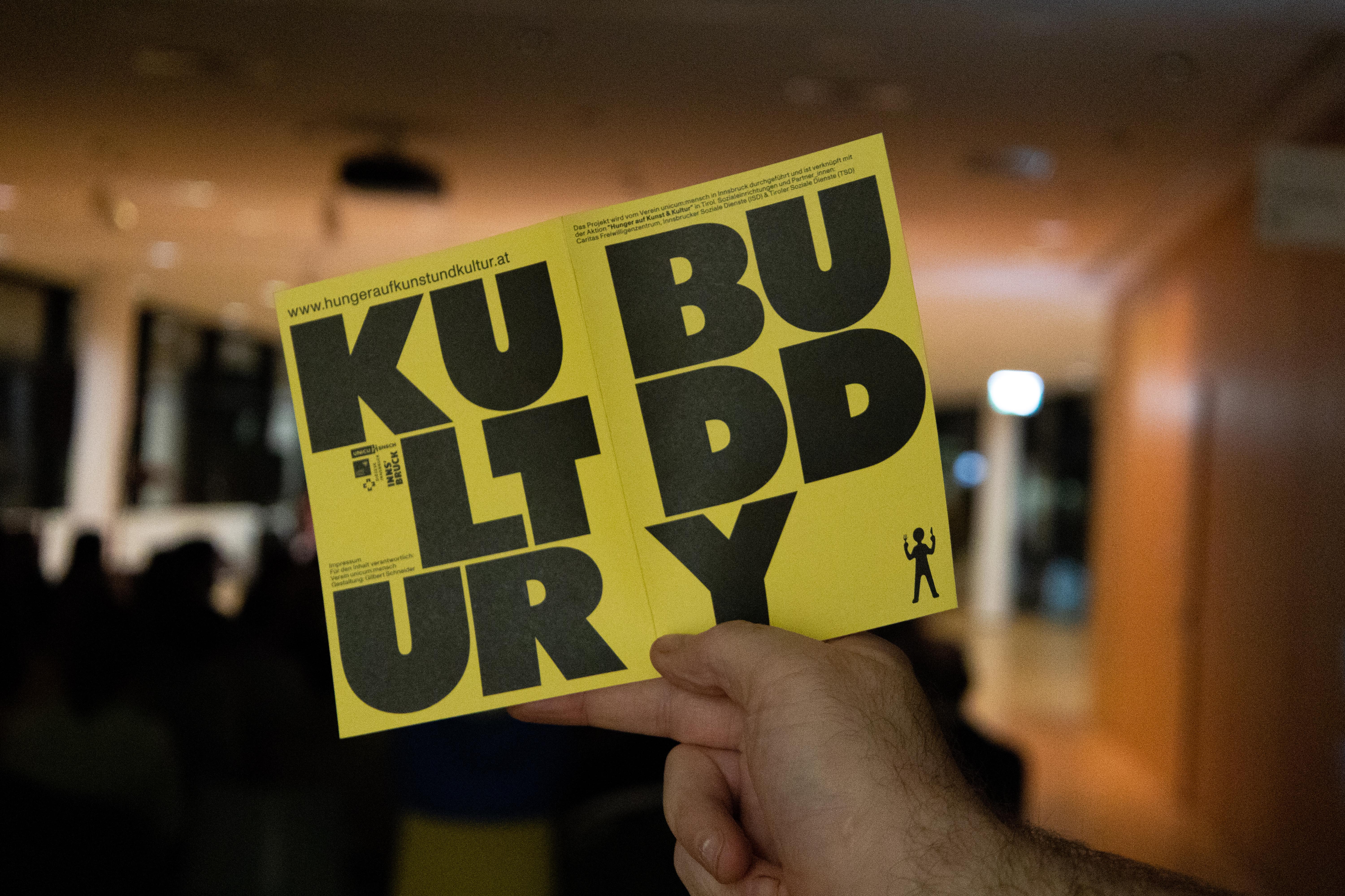 Kulturbuddies sind Freiwillige, die helfen Hürden zu überwinden und mit Einzelpersonen oder Kleingruppen eine Veranstaltung im Bereich Kunst und Kultur in Tirol besuchen.