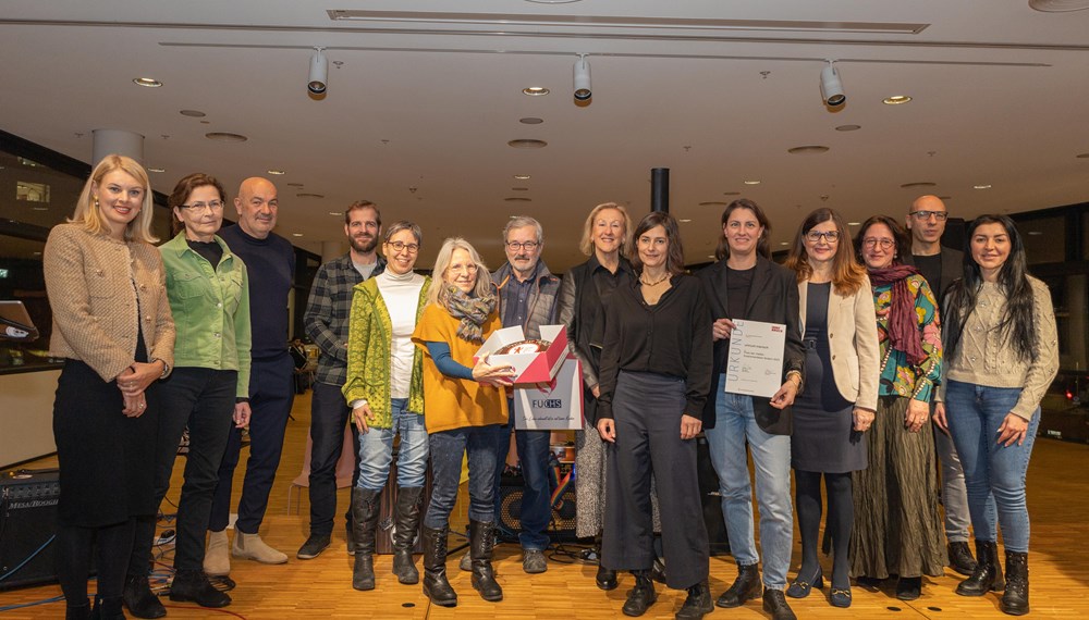 Integrationsstadträtin Elisabeth Mayr (l.) überreichte gemeinsam mit den Jurymitgliedern Gemeinderätin Brigitte Berchtold (4. v. r.), Meral Sevencan (r.), Wolfgang Andexlinger (2. v. r.) und Konrad Lais (4. v. l.) sowie der Laudatorin Professorin Ursula Costa (3. v. r.) den Preis der Vielfalt 2023 an den Verein unicum:mensch für den Kulturpass und die Kulturbuddies. Jenny Illing (5. v. r.) und Teresa Waas (6. v. r.) vom Verein unicum:mensch und die anwesenden Kulturbuddies nahmen die Auszeichnung in der Stadtbibliothek entgegen.