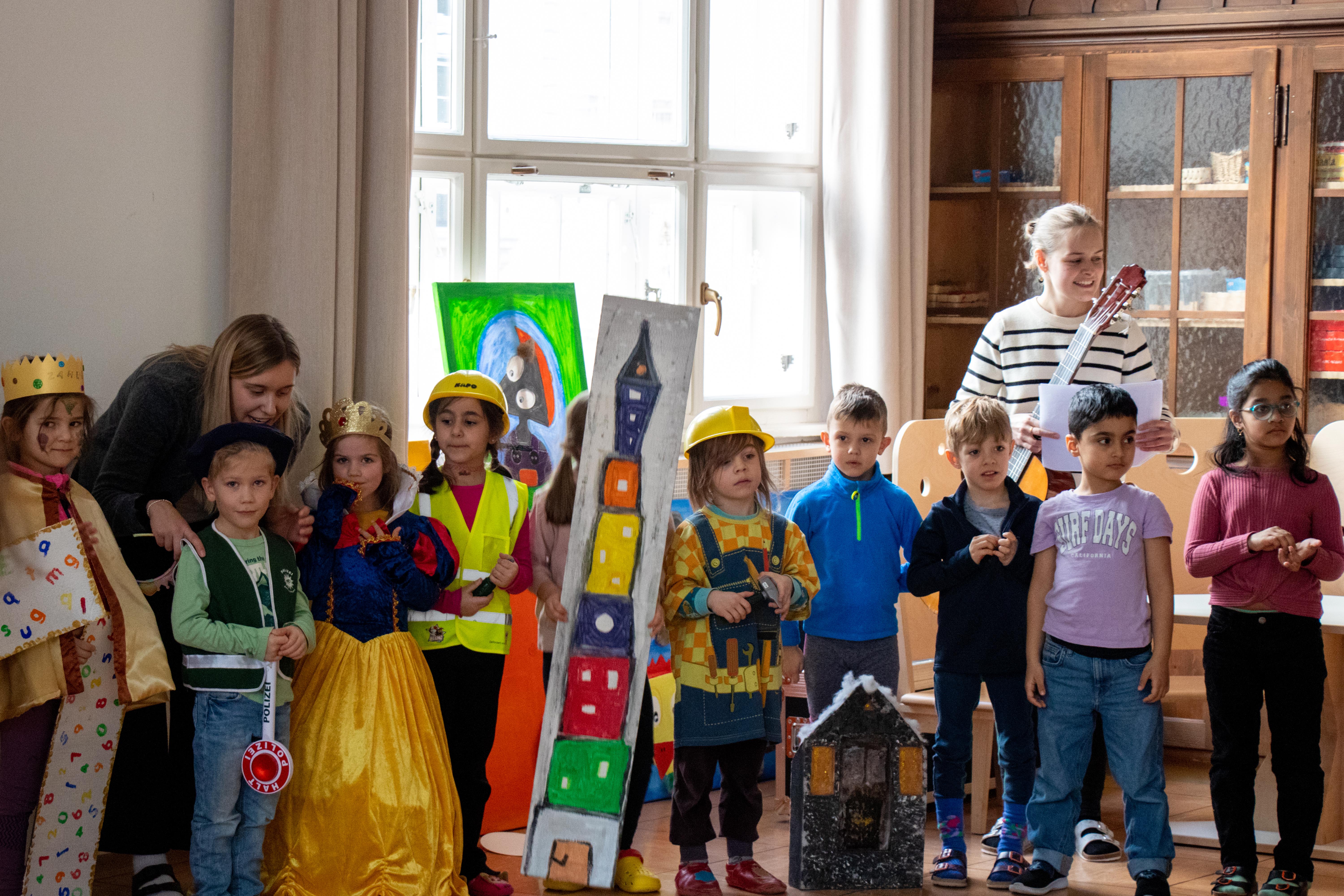 Die Kinder und ihre Betreuerinnen überraschten zur Freude der Festgäste mit einer Aufführung, bei der sie das Haus der Kinderbildung vorgestellt haben.