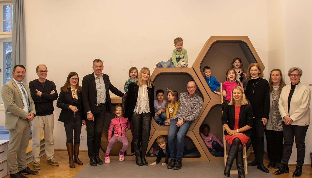 Freuten sich gemeinsam mit den Kindern über die neuen Räumlichkeiten in der Müllerstraße im Stadtteil Wilten: (v. l.) IIG-Geschäftsführer Franz Danler, Thomas Wolf (ISD-Bereichsleiter Kinderzentren), Gemeinderätin Brigitte Berchtold, Bürgermeister Georg Willi, Kindergarten-Leiterin Carolin Plangger, Robert Mair (Amt für Grünanlagen), Stadträtin Elisabeth Mayr, Amtsleiterin Martina Zabernig, Sabine Steffan (Personalvertretung Stadt Innsbruck) und Abteilungsleiterin Birgit Neu.