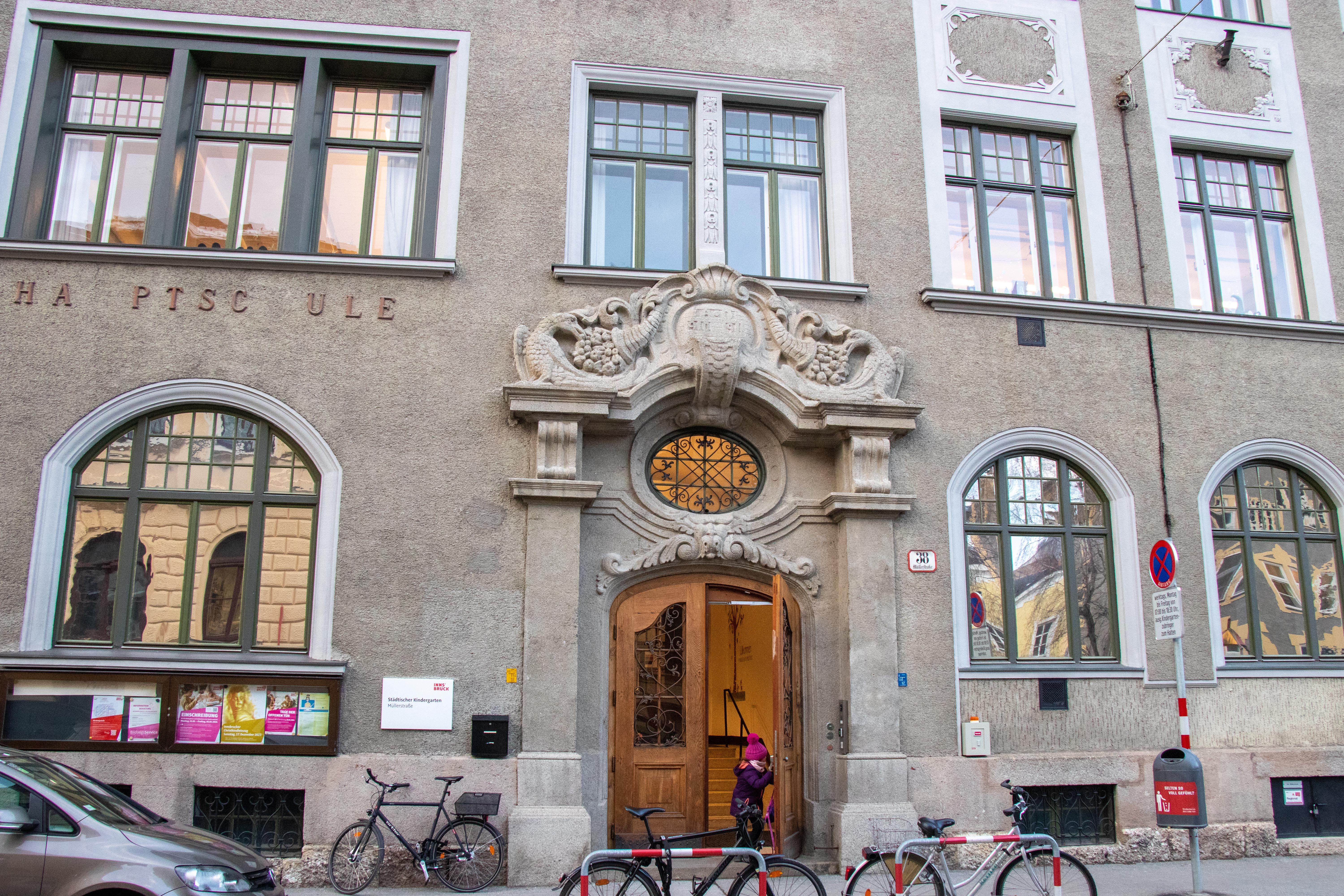 Unter Berücksichtigung des Denkmalschutzes und den Anforderungen moderner Pädagogik, entspricht das Haus den neuesten klimatechnischen Erfordernissen.