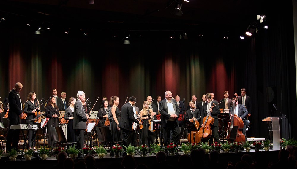 Schwungvoll und heiter begann Musikschuldirektor Wolfram Rosenberger das neue Jahr 2024. Direktor Rosenberger dirigierte in der Stadthalle Ybbs das Vienna Philharmonic Rock Orchestra, als Solistin wirkte die Sopranistin Elisabeth Nagiller mit. Mit einem klassischen Programm, das mit einigen Überraschungen auch für fröhliche Stimmung sorgte, begeisterte er in der ausverkauften Stadthalle. Das Publikum bedankte sich für den glanzvollen Abend beim Orchester, bei der Solistin und bei Direktor Wolfram Rosenberger mit stehende Ovationen.