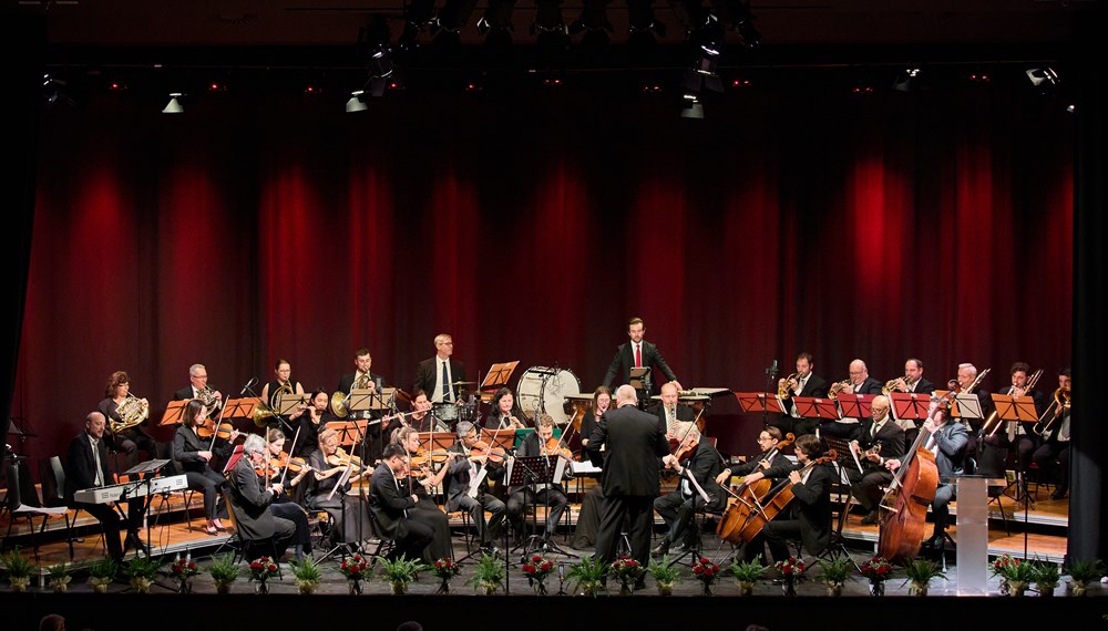 Schwungvoll und heiter begann Musikschuldirektor Wolfram Rosenberger das neue Jahr 2024.  Direktor Rosenberger dirigierte in der Stadthalle Ybbs das Vienna Philharmonic Rock Orchestra, als Solistin wirkte die Sopranistin Elisabeth Nagiller mit. Mit einem klassischen Programm, das mit einigen Überraschungen auch für fröhliche Stimmung sorgte, begeisterte er in der ausverkauften Stadthalle. Das Publikum bedankte sich für den glanzvollen Abend beim Orchester, bei der Solistin und bei Direktor Wolfram Rosenberger mit stehende Ovationen.