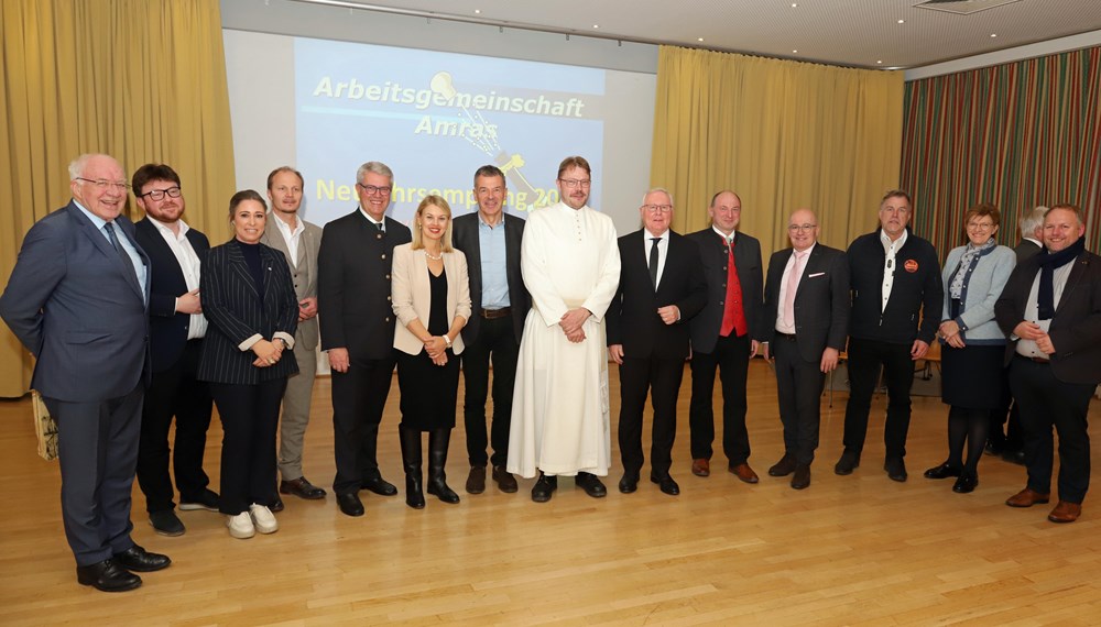 Die Amraser Arbeitsgemeinschaft begrüßte ihre Festgäste zum 22. Neujahresempfang: v. l. n. r.: Alt-Landtagspräsident Herwig van Staa, Gemeinderat Benjamin Plach, Gemeinderätin Mariella Lutz, Gemeinderat Johannes Anzengruber, Obmann der Arbeitsgemeinschaft Amras Ferdinand Neu, Stadträtin Elisabeth Mayr, Bürgermeister Georg Willi, Pfarrer Maximilian Stefan Thaler, Obmann-Stellvertreter Christian Bramböck (Arbeitsgemeinschaft Amras), Bürgermeister Georg Scheitz (Partnergemeinde Andechs, Oberbayern), Gemeinderat Markus Stoll, Gemeinderat Georg Depaoli, Stadträtin Christine Oppitz-Plörer und Gemeinderat Lucas Krackl.
