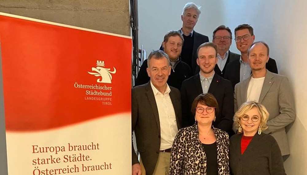Vorsitzender Bürgermeister Georg Willi (2. Reihe li., Innsbruck) mit den MitgliedervertreterInnen Vizebürgermeisterin Julia Schmid (1. Reihe li., Hall), Bürgermeisterin Elisabeth Blanik (1. Reihe re., Lienz), Gemeinderat Johannes Anzengruber (2. Reihe re., Innsbruck), Vizebürgermeister Marco Seelos (2. Reihe Mitte, Imst), Bürgermeister Christian Härting (3. Reihe re., Telfs), Bürgermeister Josef Karbon (3. Reihe Mitte, Rum), Vizebürgermeister Stefan Graf (3. Reihe li., Kufstein) und Bürgermeister Dietmar Wallner (4. Reihe, Jenbach).