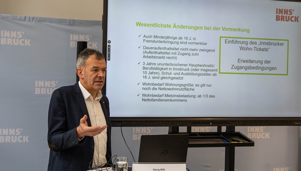 Bürgermeister Georg Willi präsentierte im Rahmen einer Pressekonferenz die überarbeiteten Kriterien bei der Vormerkung von Stadtwohnungen.