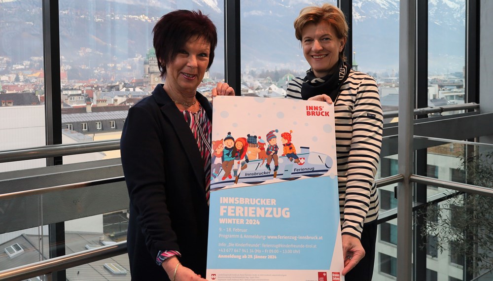 Stadträtin Christine Oppitz-Plörer und Referatsleiterin Uschi Klee (Frauen und Generationen) blicken dem Semesterferienzugstart freudig entgegen.