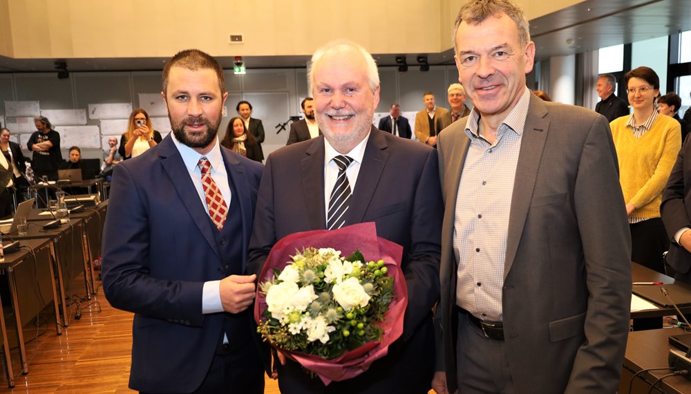 Andreas Wanker (M.) wurde von Landeshauptmann-Stellvertreter Georg Dornauer (l.) als zweiter Vizebürgermeister angelobt. Bürgermeister Georg Willi gratulierte.