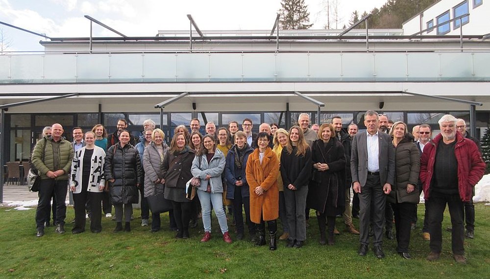 Am 23. Jänner 2024 traf sich der AK Josefkreis im AK Bildungshaus Seehof auf der Hungerburg. In diesem von Stadtrat a. D. Dr. Lothar Müller und Christian Lezuo, BA von der Arbeiterkammer Tirol geleiteten Gremium kommen viele namhafte SystempartnerInnen aus den Bereichen Soziales, Pflege, Integration und Inklusion sowie VertreterInnen des öffentlichen Sektors mehrmals pro Jahr zusammen. Besondere Schwerpunkte sind dabei immer die Armutsprävention und das Thema Wohnen. In seiner Funktion als Ressortführender Soziales nahm auch Bürgermeister Georg Willi an der Veranstaltung teil.
Nach der offiziellen Begrüßung durch die Vizepräsidentin der AK Tirol, Verena Steinlechner-Graziadei, dankte Bürgermeister Georg Willi allen anwesenden VertreterInnen für ihre professionelle Arbeit. Dabei betonte er: „Die Stadt Innsbruck unterstützt die von der AK Tirol vorgelegte Parlamentarische Bürgerinitiative zur Einbeziehung des Sozialstaatsprinzips in die österreichische Bundesverfassung. Die Gleichheit aller Menschen und die aufrichtige Bekämpfung von Armut und Wohnungslosigkeit sowie die Umsetzung der Ziele der UN-Behindertenkonvention sind uns besonders wichtig.“ Zusätzlich gab der Bürgermeister, der vom städtischen Amt Wohnungsservice und der Sozialplanung - Sozialkoordination begleitet wurde, einen Überblick über die in Aussicht genommenen Maßnahmen der Stadt Innsbruck: „Bereits seit Frühjahr 2023 sind sowohl der Sozialplan 2030 als auch der Sozialroutenplan auf der städtischen Homepage bzw. im geoHub online verfügbar. Im Haus an der Sill wird in Kürze eine neue ISD Sozialkontaktstelle in Betrieb gehen, die magistratsinternen Vorarbeiten zur Einführung einer FAIRCARD stehen unmittelbar vor ihrem Abschluss und die städtische Teuerungsberatung im Bürgerservice wird von der Bevölkerung sehr gut angenommen.“ Abschließend hielt Bürgermeister Georg Willi fest: „Zudem haben wir in einem breit angelegten und konstruktiven Prozess einen gelungenen Vorschlag zur Reform der Vormerk- und Vergaberichtlinien für städtische Wohnungen erarbeitet. Dieser liegt nun dem Gemeinderat vor. Ich hoffe und werde Alles dafür tun, dass wir diese notwendige systemische Neuaufstellung auch beschließen und in Umsetzung bringen können.“