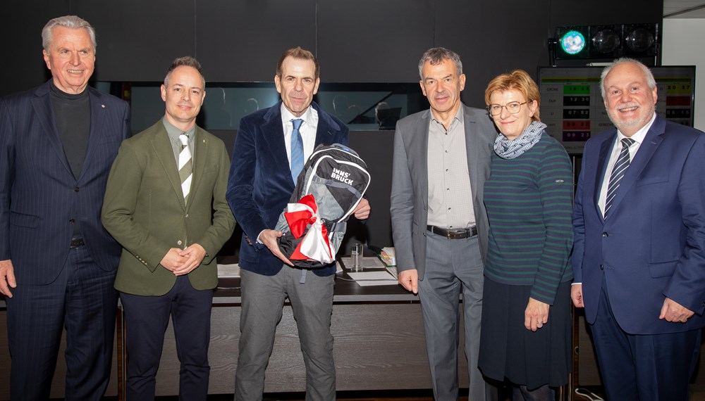 Besuch aus Brüssel im Innsbrucker Gemeinderat: Im Jänner war MEP Harald Vilimsky im 6. Stock des Rathauses zu Gast und referierte zum Thema „Migrationspakt, Grüner Deal und Ausblick auf die EU-Wahl 2024" (3. v.l., mit Bürgermeister Georg Willi, 3. v.r., und weiteren Mitgliedern des Stadtsenats).
Bis April sind vier Abgeordnete des Europäischen Parlaments (MEP) im Innsbrucker Gemeinderat eingeladen, ihre Standpunkte im Rahmen der Gemeinderatssitzungen zu präsentieren.