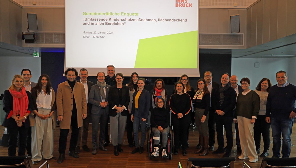 Bürgermeister Georg Willi (5.v.l.), Vizebürgermeister Markus Lassenberger (5.v.r.), Stadträtin Elisabeth Mayr (l.), Stadtrat Rudolf Federspiel (7.v.l.) und VertreterInnen des Innsbrucker Gemeinderats begrüßten die Vortragenden Raphael Hölbling (2.v.l.), Petra Sansone (8.v.l.), Simone Altenberger (9.v.l.) und Sandra Fiedler (10.v.l.) im Plenarsaal.