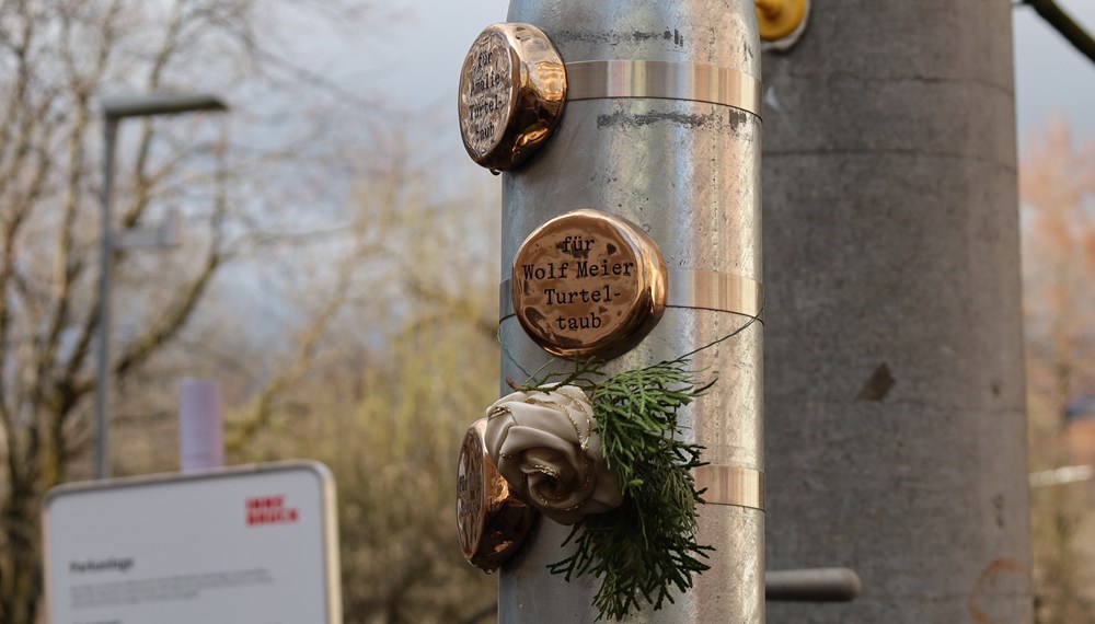 In unmittelbarer Nähe des letzten frei gewählten Wohnorts der Opfer der NS-Diktatur werden Bronzescheiben montiert. Auf jeweils einer der kreisrunden Plaketten – den Zeitpunkten – steht der Name des einzelnen Menschen.