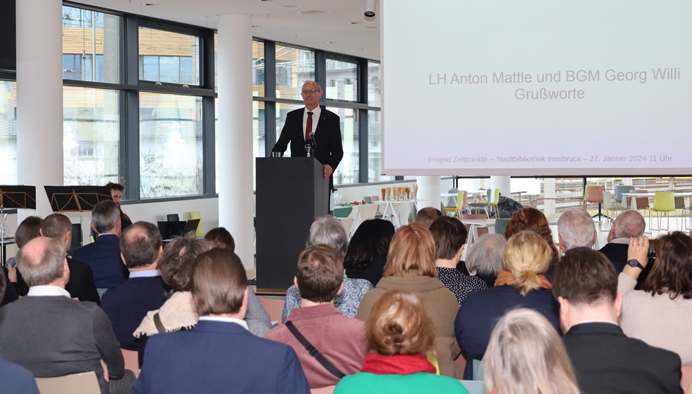 Landeshauptmann Anton Mattle bei der Projektvorstellung in der Innsbrucker Stadtbibliothek.