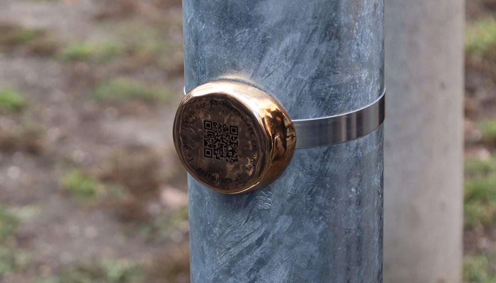Begleitet wird das Gedenkzeichen von einem QR-Code, der auf die Website www.zeitpunkte.at verweist, wo weitere Informationen zu den Biografien und Standorten abgerufen werden können.