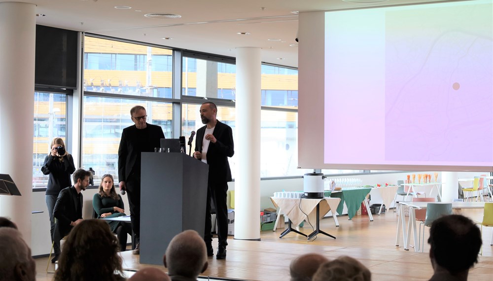 Niko Hofinger (Stadtarchiv/Stadtmuseum, l.) und Stefan Amann (Proxi Design) stellten das Projekt „Zeitpunkte“ gemeinsam vor.