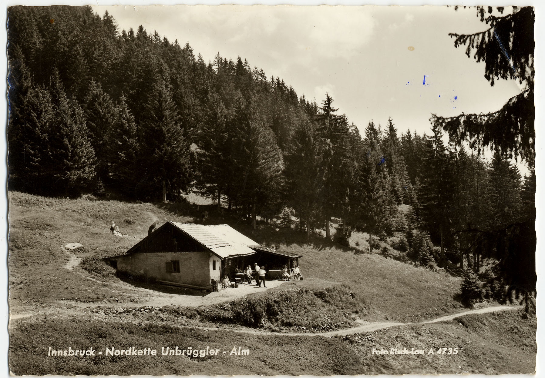 Die Umbrüggler Alm um 1960. Auf der Rückseite der Postkarte befindet sich ein Stempel: "Umbrüggler Alm. Pächter: Siefried Ried. Gramart 18. Innsbruck, Tirol"