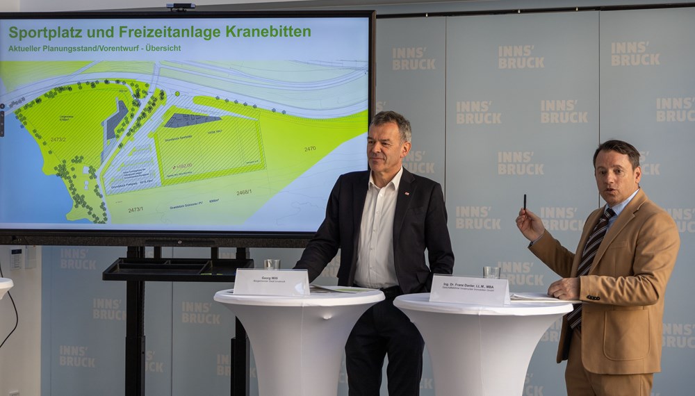 Bürgermeister Georg Willi (l.) und IIG-Geschäftsführer Franz Danler präsentierten Planungen rund um den Sportplatz Kranebitten.