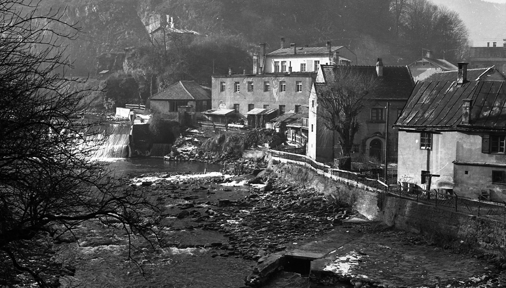 Blick von der Trientnerbrücke nach Süden auf den Sillfall, rechts die alten Gewerbebetriebe Klostergasse 10–14, 1955. Foto: Kurt Reuter