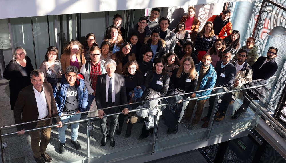 Am 5. Februar empfing Innsbrucks Bürgermeister Georg Willi den aktuellen Jahrgang der EURAC Winter School wieder im Innsbrucker Rathaus. Im Zuge des gemeinsamen Projekts der Leopold-Franzens-Universität Innsbruck und des privaten Forschungsinstituts EURAC Research forschen Studierende aus zahlreichen Staaten zwei Wochen lang zu einem jährlich wechselnden Thema - in diesem Jahr: "Federalism and Sustainability" Nach der Begrüßung im Stadtsenatssitzungszimmer wurden die Studierenden durch das Rathaus geführt und bekamen im Austausch mit Bürgermeister Georg Willi Einblicke in die kommunalpolitische Praxis.