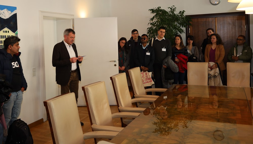 Am 5. Februar empfing Innsbrucks Bürgermeister Georg Willi den aktuellen Jahrgang der EURAC Winter School wieder im Innsbrucker Rathaus. Im Zuge des gemeinsamen Projekts der Leopold-Franzens-Universität Innsbruck und des privaten Forschungsinstituts EURAC Research forschen Studierende aus zahlreichen Staaten zwei Wochen lang zu einem jährlich wechselnden Thema - in diesem Jahr: "Federalism and Sustainability" Nach der Begrüßung im Stadtsenatssitzungszimmer wurden die Studierenden durch das Rathaus geführt und bekamen im Austausch mit Bürgermeister Georg Willi Einblicke in die kommunalpolitische Praxis.
