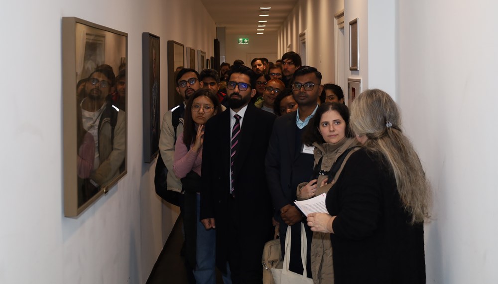 Am 5. Februar empfing Innsbrucks Bürgermeister Georg Willi den aktuellen Jahrgang der EURAC Winter School wieder im Innsbrucker Rathaus. Im Zuge des gemeinsamen Projekts der Leopold-Franzens-Universität Innsbruck und des privaten Forschungsinstituts EURAC Research forschen Studierende aus zahlreichen Staaten zwei Wochen lang zu einem jährlich wechselnden Thema - in diesem Jahr: "Federalism and Sustainability" Nach der Begrüßung im Stadtsenatssitzungszimmer wurden die Studierenden durch das Rathaus geführt und bekamen im Austausch mit Bürgermeister Georg Willi Einblicke in die kommunalpolitische Praxis.
