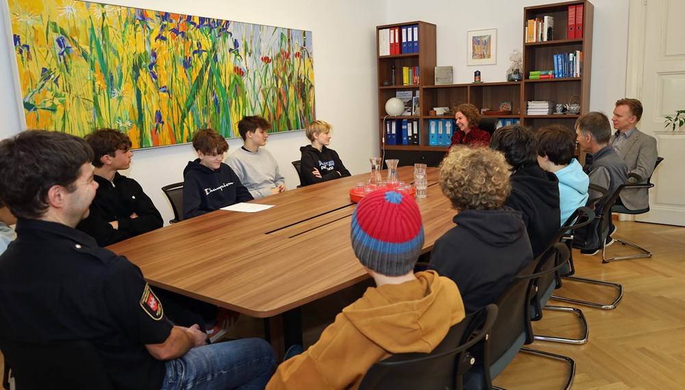 Am Dienstag, 6. Februar 2024, statteten neun Schüler des Bundesrealgymnasiums Sillgasse gemeinsam mit ihrem Lehrer, Direktor-Stv. Ernst Krall, (2.v.r., stehend) dem Magistrat Innsbruck einen Besuch ab. Manfred Hirsch (l., stehend), Referent Gebäude- und Wohnungsregisters (GWR), und Christian Kugler (r., stehend), Amtsvorstand Bau- und Feuerpolizei, gewährten den Schülern interessante Einblicke in den Magistratsalltag. Auch Magistratsdirektorin Gabriele Herlitschka (3.v.r., stehend) nahm sich gerne für die Gymnasiasten Zeit und stand ihnen für Fragen zur Verfügung.