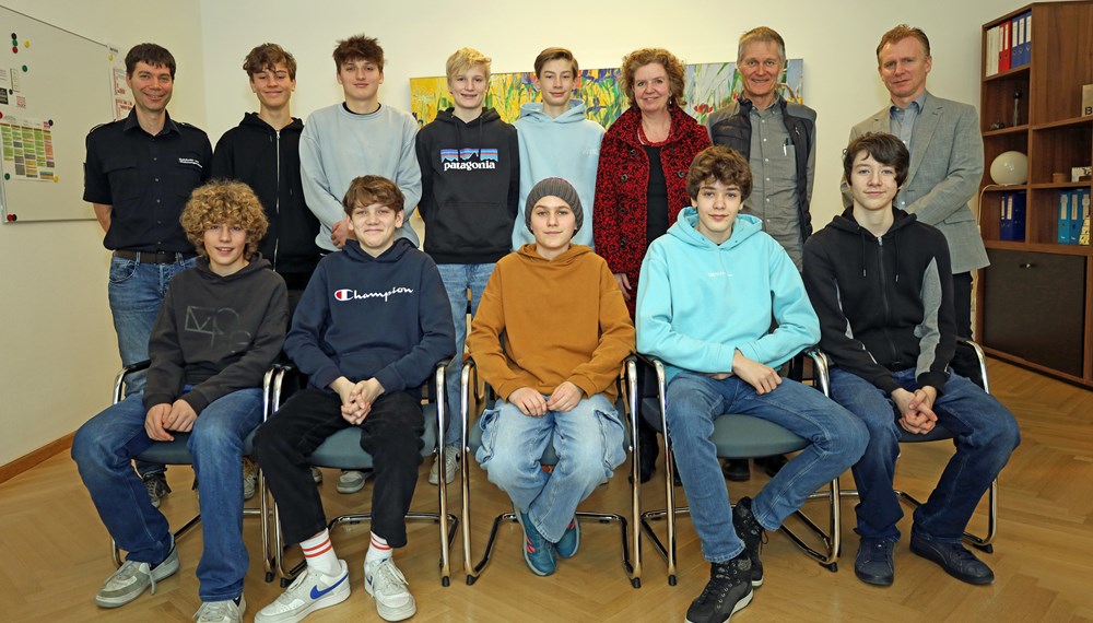 Am Dienstag, 6. Februar 2024, statteten neun Schüler des Bundesrealgymnasiums Sillgasse gemeinsam mit ihrem Lehrer, Direktor-Stv. Ernst Krall, (2.v.r., stehend) dem Magistrat Innsbruck einen Besuch ab. Manfred Hirsch (l., stehend), Referent Gebäude- und Wohnungsregisters (GWR), und Christian Kugler (r., stehend), Amtsvorstand Bau- und Feuerpolizei, gewährten den Schülern interessante Einblicke in den Magistratsalltag. Auch Magistratsdirektorin Gabriele Herlitschka (3.v.r., stehend) nahm sich gerne für die Gymnasiasten Zeit und stand ihnen für Fragen zur Verfügung.