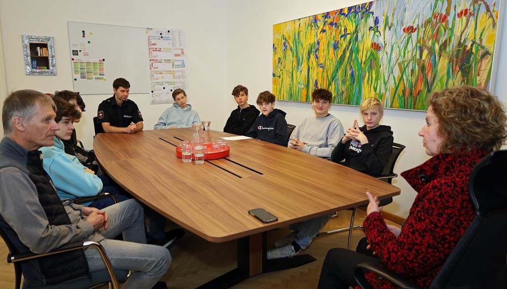 Am Dienstag, 6. Februar 2024, statteten neun Schüler des Bundesrealgymnasiums Sillgasse gemeinsam mit ihrem Lehrer, Direktor-Stv. Ernst Krall, (2.v.r., stehend) dem Magistrat Innsbruck einen Besuch ab. Manfred Hirsch (l., stehend), Referent Gebäude- und Wohnungsregisters (GWR), und Christian Kugler (r., stehend), Amtsvorstand Bau- und Feuerpolizei, gewährten den Schülern interessante Einblicke in den Magistratsalltag. Auch Magistratsdirektorin Gabriele Herlitschka (3.v.r., stehend) nahm sich gerne für die Gymnasiasten Zeit und stand ihnen für Fragen zur Verfügung.