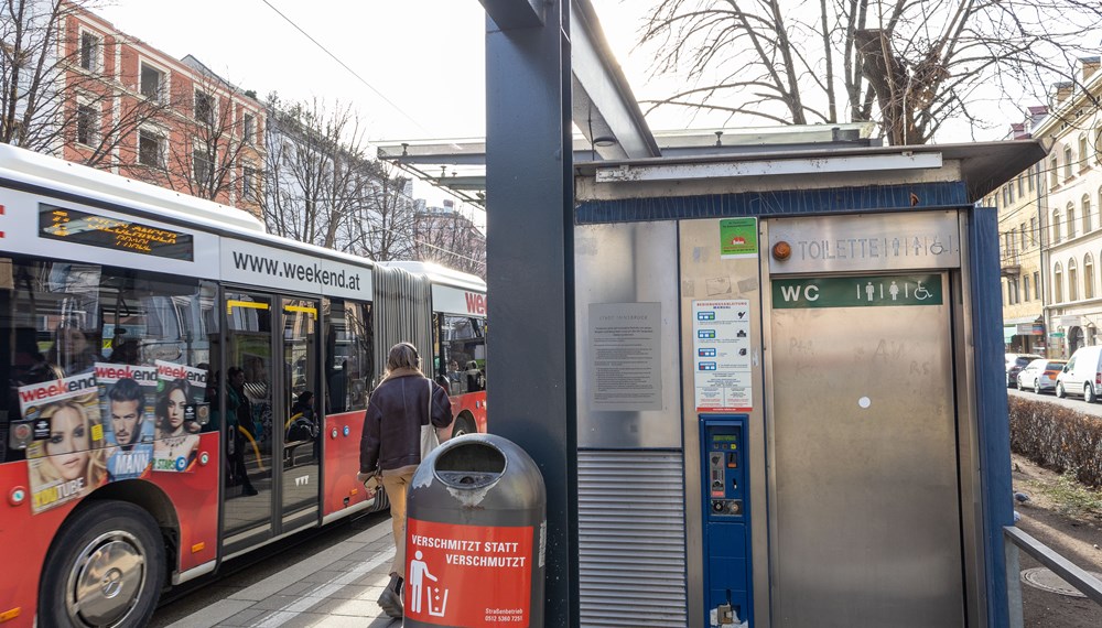 Die Stadt Innsbruck betreibt mit ihren Tochtergesellschaften 18 öffentliche WC-Anlagen, wie hier am Busterminal Marktplatz.