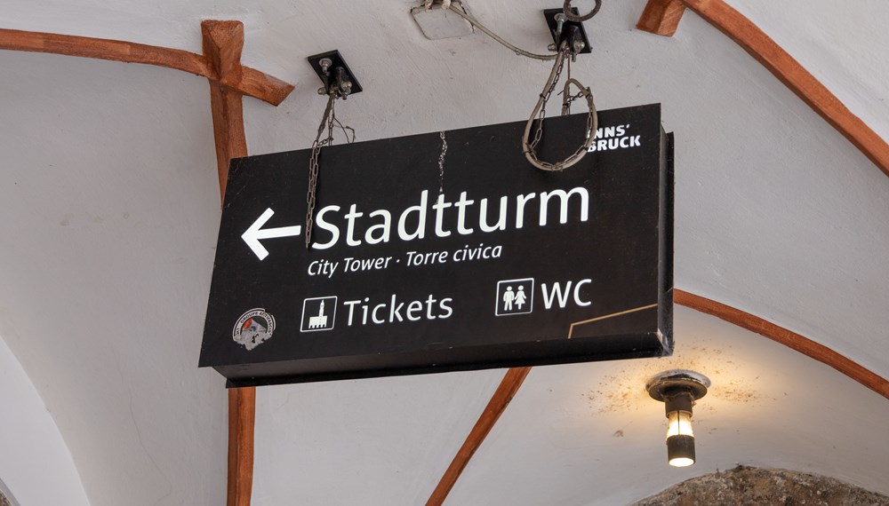Nicht nur beim Stadtturm in der Innsbrucker Altstadt, auch bei den städtischen Friedhöfen stehen öffentliche Toilettenanlagen zur Verfügung.