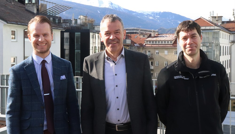 In Innsbruck gibt es bereits seit einiger Zeit ein Leerstandsmonitoring: Mathias Behmann (Referat für Statistik), Bürgermeister Georg Willi und Manfred Hirsch (Referat Gebäude- und Wohnungsregister, v.l.n.r.) informieren halbjährlich über die neuen Zahlen.