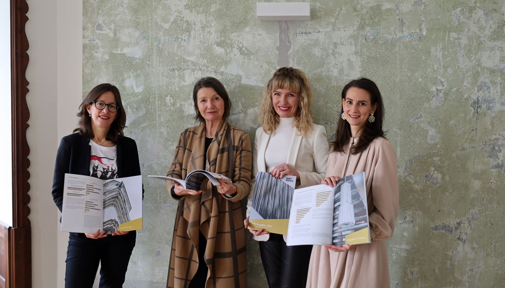 In Innsbruck fließen 7,4 Prozent der Gesamtausgaben in Kunst und Kultur. Kulturstadträtin Uschi Schwarzl (2. v.l.) und präsentierte den Ausgabenbericht für 2022 mit (v.l.) Christina Alexandridis (Kulturentwicklung und Förderung), Kulturamtsleiterin Isabelle Brandauer und Caroline Konrad (GQ Kulturberatung und Kulturforschung).