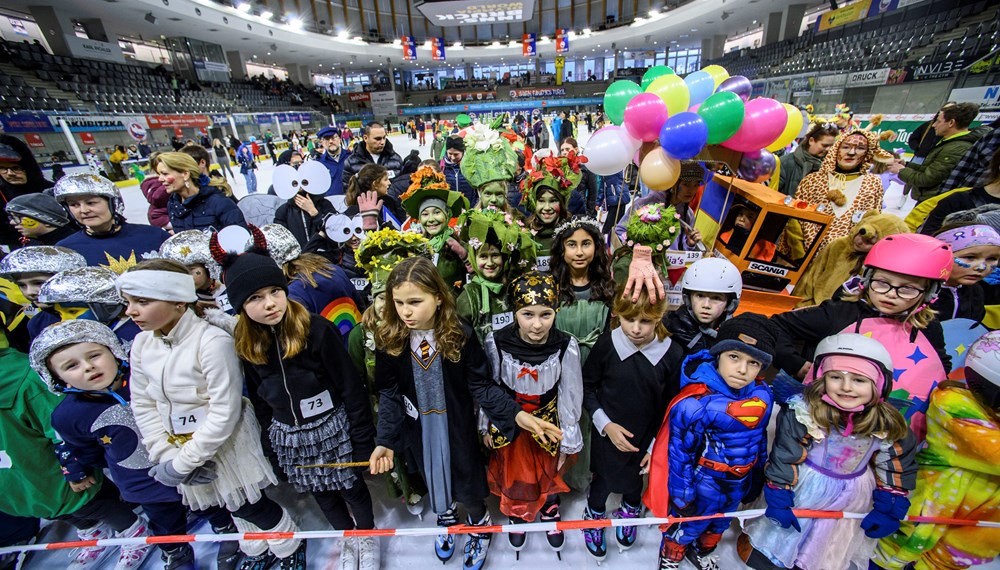 Beim jährlich stattfindenden Kindereisfest der Tiroler Tageszeitung, das in Zusammenarbeit mit der Stadt Innsbruck organisiert wurde, wird der Fasching in allen Facetten zelebriert - auf der Eisfläche der OlympiaWorld. Rund 1000 BesucherInnen - darunter auch Innsbrucks Bürgermeister Georg Willi - freuten sich mit den Kindern über kreative, selbstgebastelte Kostüme, die am Ende feierlich prämiert wurden.