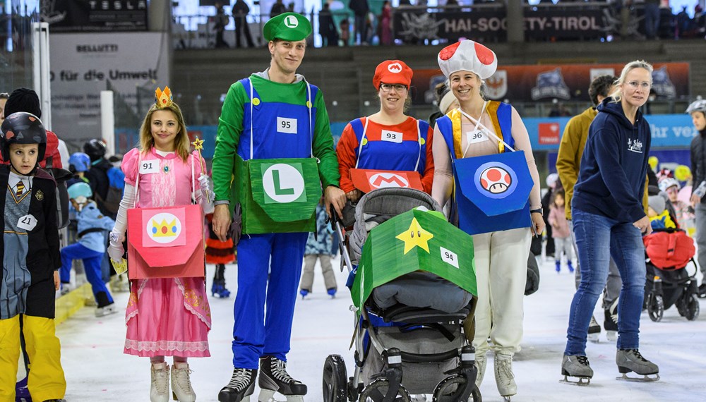 Beim jährlich stattfindenden Kindereisfest der Tiroler Tageszeitung, das in Zusammenarbeit mit der Stadt Innsbruck organisiert wurde, wird der Fasching in allen Facetten zelebriert - auf der Eisfläche der OlympiaWorld. Rund 1000 BesucherInnen - darunter auch Innsbrucks Bürgermeister Georg Willi - freuten sich mit den Kindern über kreative, selbstgebastelte Kostüme, die am Ende feierlich prämiert wurden.