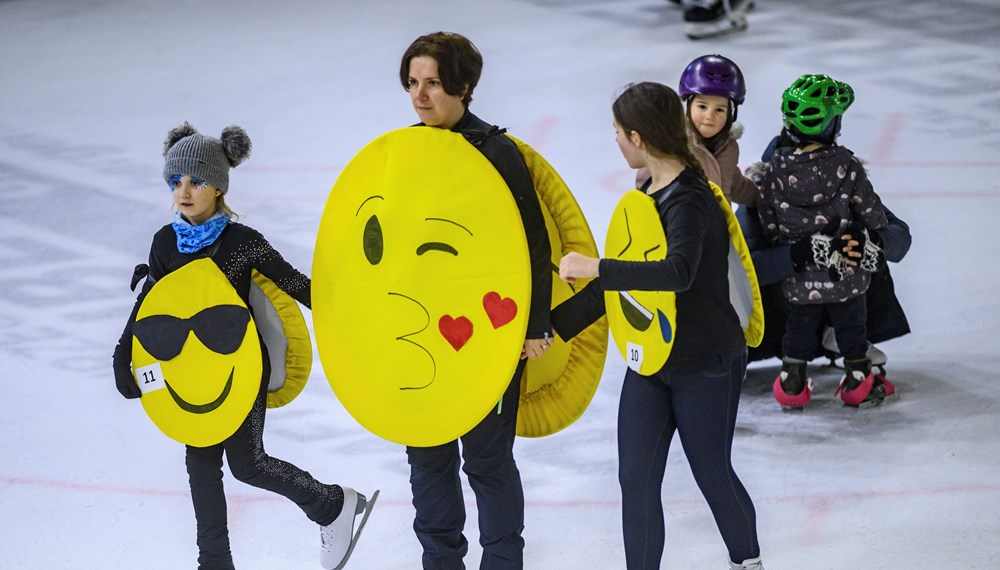 Beim jährlich stattfindenden Kindereisfest der Tiroler Tageszeitung, das in Zusammenarbeit mit der Stadt Innsbruck organisiert wurde, wird der Fasching in allen Facetten zelebriert - auf der Eisfläche der OlympiaWorld. Rund 1000 BesucherInnen - darunter auch Innsbrucks Bürgermeister Georg Willi - freuten sich mit den Kindern über kreative, selbstgebastelte Kostüme, die am Ende feierlich prämiert wurden.