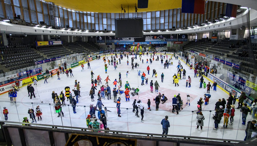 Beim jährlich stattfindenden Kindereisfest der Tiroler Tageszeitung, das in Zusammenarbeit mit der Stadt Innsbruck organisiert wurde, wird der Fasching in allen Facetten zelebriert - auf der Eisfläche der OlympiaWorld. Rund 1000 BesucherInnen - darunter auch Innsbrucks Bürgermeister Georg Willi - freuten sich mit den Kindern über kreative, selbstgebastelte Kostüme, die am Ende feierlich prämiert wurden.