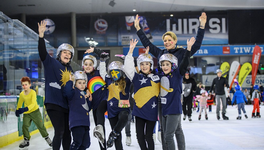 Beim jährlich stattfindenden Kindereisfest der Tiroler Tageszeitung, das in Zusammenarbeit mit der Stadt Innsbruck organisiert wurde, wird der Fasching in allen Facetten zelebriert - auf der Eisfläche der OlympiaWorld. Rund 1000 BesucherInnen - darunter auch Innsbrucks Bürgermeister Georg Willi - freuten sich mit den Kindern über kreative, selbstgebastelte Kostüme, die am Ende feierlich prämiert wurden.