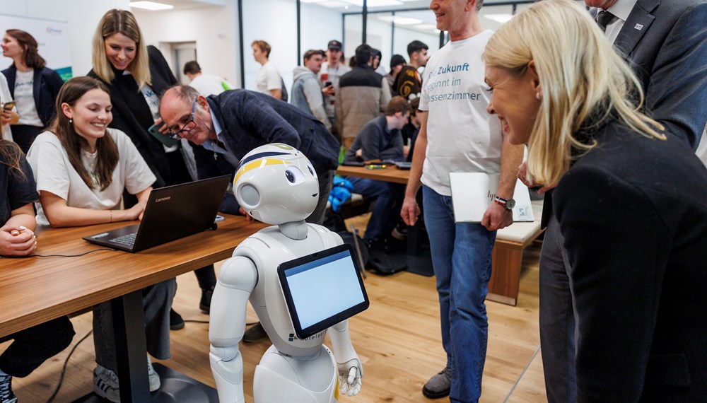 Ab dem Sommersemester 2023/24 ist das Competence Centre HTL Anichstraße eine Infineon "Smart Learning" Kooperationsschule. Das Schulteam erhält direkten Zugang zu modernsten
Technologien für Energiespeichersysteme, die mobile Robotik oder erneuerbare
Energien. Bildungsstadträtin Elisabeth Mayr (3.v.l., stehend) freut sich über die Kooperation, welche die praxisorientierte Ausbildung stärkt und für bestens qualifizierte technische Fachkräfte in der Region sorgt.