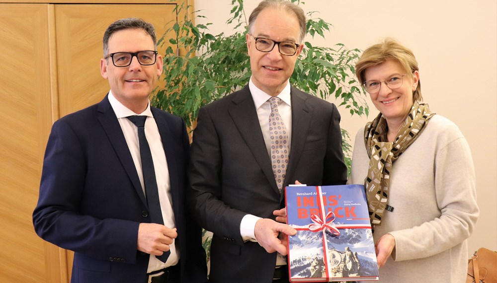 Peter Christiaan Potman (M.) ist seit 2023 Botschafter des Königreichs der Niederlande in Österreich. Vor kurzem stattete er Stadträtin Christine Oppitz-Plörer einen Besuch im Rathaus ab. Auch Harald Gohm (Geschäftsführer Standortmarketing) war dabei. Sie tauschten sich zu kommunalen Themen aus und besprachen vor allem auch die generelle Wichtigkeit der Universitäten für den Forschungs- und Wirtschaftsstandort Innsbruck. Im Zuge seines Tirol Besuchs empfing der Botschafter nämlich auch niederländische Studierende in Innsbruck.