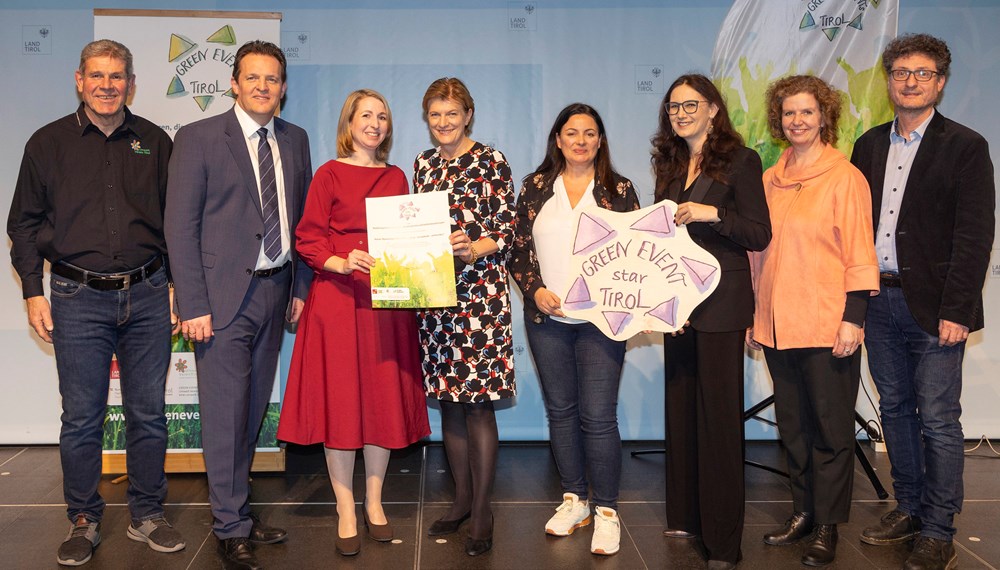 Der Kaiser-Maximilian-Preis wurde mit dem Green Event Tirol Star ausgezeichnet. Am Bild (v.l.): Michael Kneisl (Umweltverein Tirol), Landesrat René Zumtobel, Cornelia Kößler (Referat Außenbeziehungen), Stadträtin Christine Oppitz-Plörer, Katrin Heiß (Referat Außenbeziehungen) Amtsleiterin Miriam Kröll, Magistratsdirektorin Gabriele Herlitschka und Andrä Stigger (Klimabündnis Tirol)